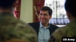 时任美国陆军部长的埃斯珀 Mark Esper 2018年1月访问韩国(美国陆军照片)