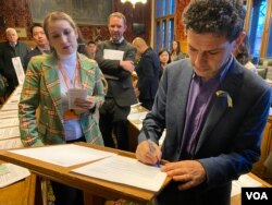 工党议员亚历克斯·索贝尔(Alex Sobel)也签署提议,呼吁保护中国异见人士安全。(美国之音/李伯安)