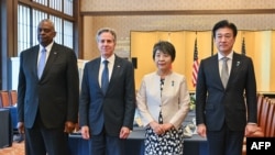 美国国务卿布林肯(左二)和国防部长奥斯汀(左一)星期日与日本外务大臣上川阳子(右二)和防卫大臣木原稔(右一)举行“2+2”安全会谈。(法新社,2024年7月28日。)