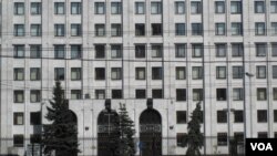 习近平星期六访问了俄罗斯国防部,并参观了作战指挥中心。(美国之音白桦拍摄)