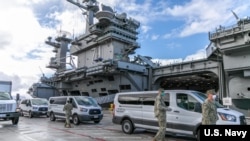 美国海军将西奥多·罗斯福号航母(USS Theodore Roosevelt)上的水兵接到关岛岸上设施做隔离和身体检查(美国海军2020年4月3日)