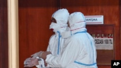 2017年4月5日,世卫组织专家在土耳其阿达纳一家医院参加因化武袭击丧生的叙利亚人的尸体解剖。