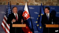 美国国务卿蓬佩奥在斯洛伐克首都布拉迪斯拉发与斯洛伐克外交部长莱恰克在联合记者会上。(2019年2月12日)