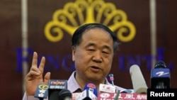 中国作家莫言10月12日在他的家乡山东高密举行的记者会上