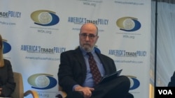 华盛顿经济政策研究所的高级经济学家斯科特博士在一个研讨会上(美国之音莉雅拍摄)