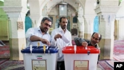 Cử tri Iran đi bỏ phiếu tại Qom, ngày 14/6/2013.