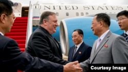 Ngoại trưởng Hoa Kỳ được người đồng cấp bên phía Triều Tiên Ri Yong Ho đón tiến tại sân bay quốc tến Sunan, Bình Nhưỡng, Bắc Triều Tiên, 06 tháng 07, 2018.