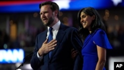 共和党副总统候选人参议员J.D.万斯(JD Vance)和妻子乌莎·奇卢库里·万斯(Usha Chilukuri Vance)在2024年7月17日于密尔沃基举行的共和党全国代表大会上向人群致意。