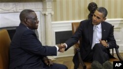 Tổng thống Hoa Kỳ Barack Obama (trái) hội đàm với Tổng thống Ghana John Atta Mills tại Tòa Bạch Ốc
