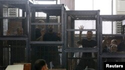 Những thành viên của nhóm Huynh đệ Hồi giáo bị nhốt trong lồng bị cáo tại một phiên tòa ở Cairo, ngày 7 tháng 6, 2014.