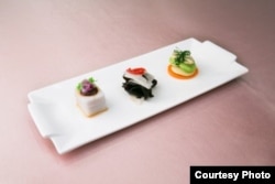 中华民国第14任正副总统就职活动筹备委员会5月5日公布就职国宴菜色,选用台湾本土食材如三星葱、西螺蒜头、苗栗客家粄条等入菜。图为前菜「三小福」。 (筹委会提供)