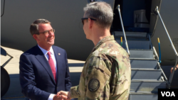 美国的麦克法兰将军在巴格达欢迎美国国防部长卡特(2016年4月18日)