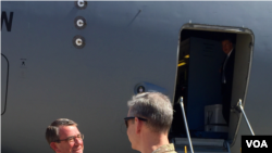 美国的麦克法兰将军在巴格达欢迎美国国防部长卡特(2016年4月18日)