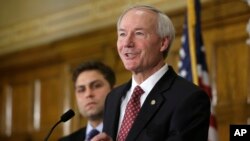 Thống đốc bang Arkansas Asa Hutchinson trả lời họp báo ngày 1/4/2015.