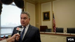 美国众议员史密斯5月3日接受美国之音记者的采访。