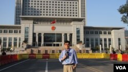 济南高级法院,门前站立者为美国之音驻华记者东方 (美国之音记者东方提供)