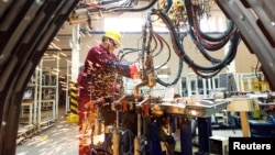 中国山东潍坊的江淮汽车制造厂的工人在生产线上。(2020年2月28日)