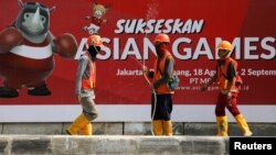 在印度尼西亚首都雅加达的一条主要街道上树立的亚运会宣传画。(2018年7月15日)