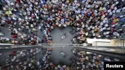 参加支持欧盟方案示威的希腊民众(2015年7月2日)