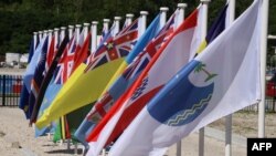 资料照：参加在瑙鲁亚伦举行的太平洋岛国论坛成员国的国旗（法新社2018年9月5日）