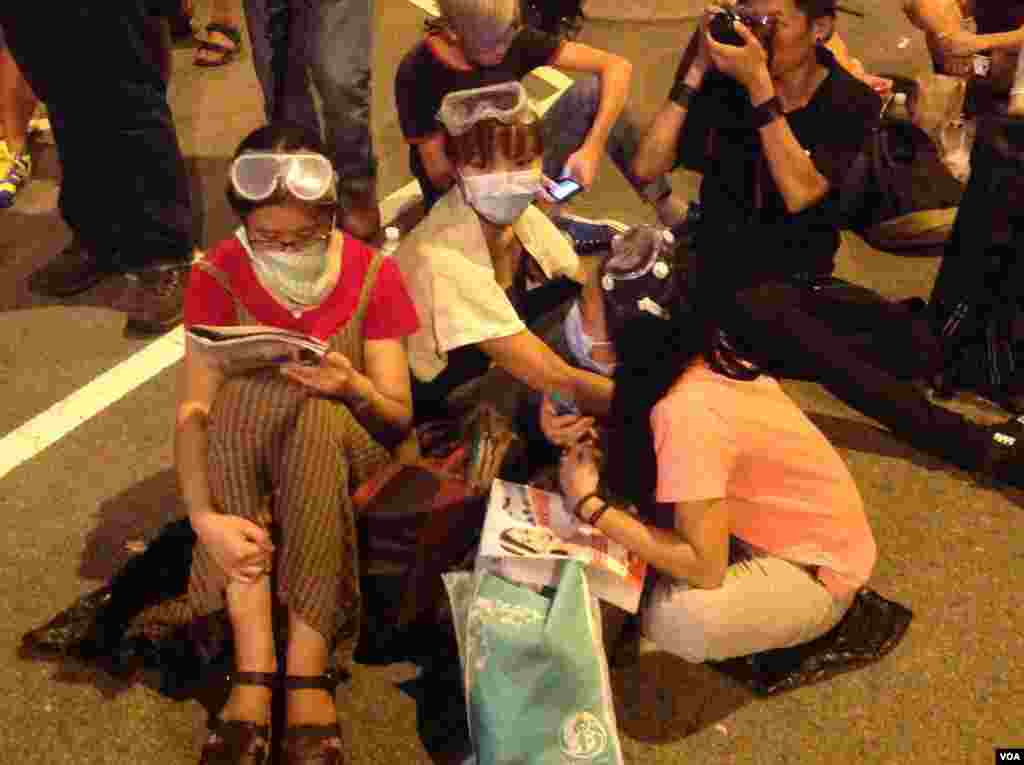 在各界呼吁撤离声中示威者继续坚守特首办（美国之音海彦拍摄 ）