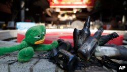 在香港理工大学警察与抗议者对抗后留下的废墟中有一只青蛙玩具。(2019年11月21日)