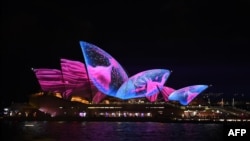 在澳大利亚悉尼的灯光表演中,悉尼歌剧院变换形态(2017年5月26日)