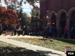 首都华盛顿居民11月8日排队投票(美国之音燕青拍摄)