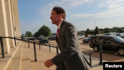 埃斯珀2019年6月24日上任代理防长的第一天抵达五角大楼上班(路透社)