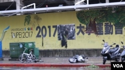 被刮到在地的机车和自行车(美国之音杨明拍摄)