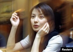 2001年7月1日的赵薇,她那时由于两岸合拍的电视剧《还珠格格》而成名