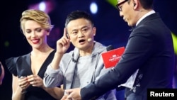 阿里巴巴集团主要创始人和董事会主席马云和美国演员斯嘉丽·约翰逊在深圳参加阿里巴巴的双十一国际购物节开幕式(2016年11月10日))