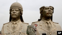 美国陆军士兵在巴格达绿区巡逻时走过前伊拉克总统萨达姆·侯赛因的巨型铜像。(2009年3月20日)