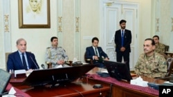 2024年3月27日,在一起针对中国公民的自杀式爆炸事件后,巴基斯坦总理夏巴兹·谢里夫(左)在于一场国安高级别会议上发表讲话。(巴基斯坦总理办公室提供)