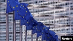 在布鲁塞尔欧洲委员会楼前飘扬的欧盟旗帜。