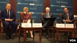 华盛顿智库战略与国际研究中心的专家与谢弗(右二)进行对话,讨论川普政府面临的关键的外交政策挑战 (美国之音莉雅拍摄)