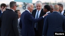 在美国内华达州拉斯维加斯国际机场,美国总统乔·拜登在空军一号外受到国会议员的欢迎。2024年7月15日,