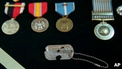 韩战阵亡美军麦克丹尼尔的勋章与他携带的狗牌(美联社)