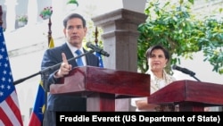 2025年9月4日,美国国务卿马尔科·卢比奥与厄瓜多尔外交部长加布里埃拉·索末菲在厄瓜多尔首都基多举行联合新闻发布会。