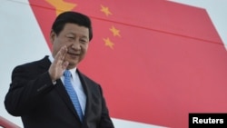 习近平主席在9月4日,20国峰会举行前一天在圣彼得堡走下阶梯