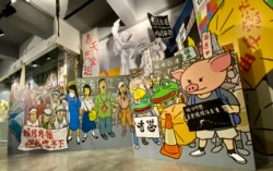 香港支联会八九民运到反送中主题展的大型漫画展板(美国之音/汤惠芸)
