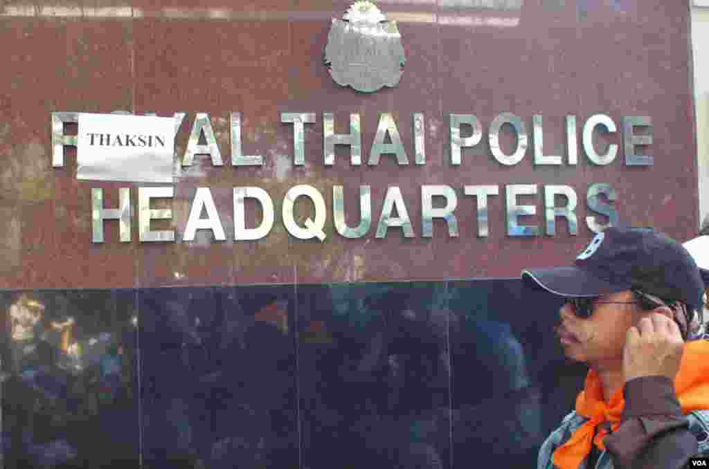 Người biểu tình muốn thoát khỏi đất nước mà họ nói là bị ảnh hưởng kéo dài của cựu Thủ tướng Thaksin Shinawatra. (Steve Herman / VOA)