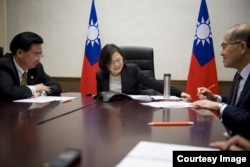 2016年12月台湾总统蔡英文与美国当选总统特朗普通电话。(图片来源：台湾总统府)