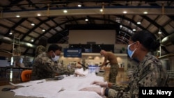 美国军人手工制造口罩(美国海军2020年4月16日照片)