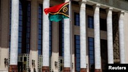 资料照:瓦努阿图国旗飘扬在人民大会堂门前,当时正在为来访的瓦努阿图总理萨尔维举行欢迎仪式。