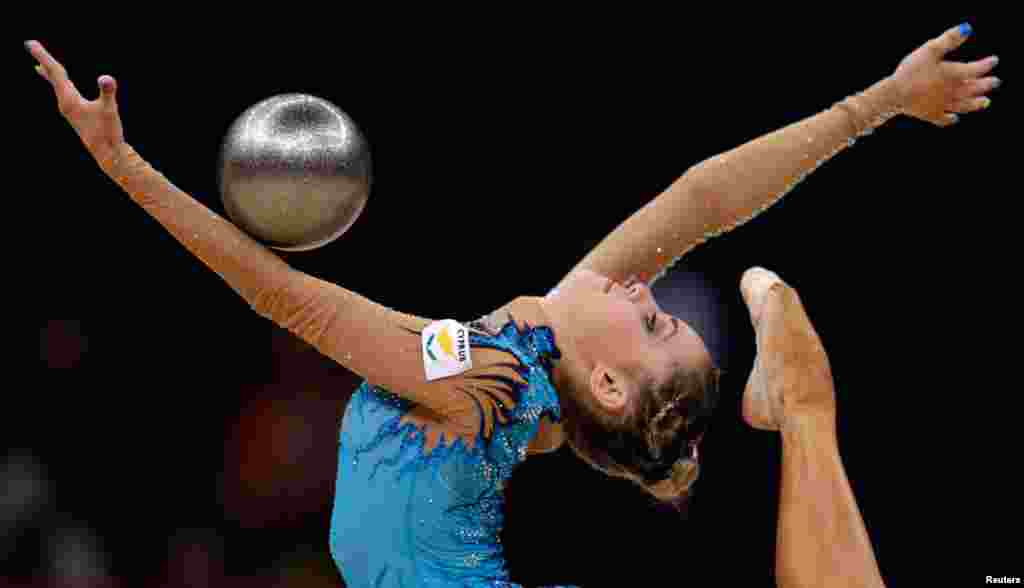 Vận động viên Chrystalleni Trikomiti của Chypre biểu diễn ở vòng loại môn thể dục nhịp điệu toàn năng cá nhân. 9/8/2012. (AP Photo/Gregory Bull)