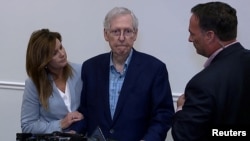 资料照片:参议院共和党领袖麦康奈尔在肯塔基州卡温顿参加北肯塔基商会的一次活动期间突然僵住了30多秒钟。(2023年8月30日)