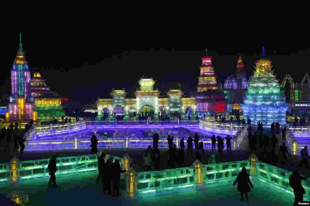 哈尔滨国际冰雪节的冰雕美景和游客剪影(2014年1月5日)