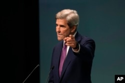 2023年12月6日,美国特使约翰·克里在阿拉伯联合酋长国迪拜举行的COP28峰会新闻发布会上发表讲话。