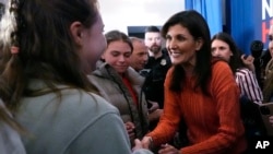 角逐美国2024年总统大选共和党提名的前驻联合国大使妮基·黑利(Nikki Haley)2024年1月22日在关键的新罕布什尔州与支持者握手。(美联社)